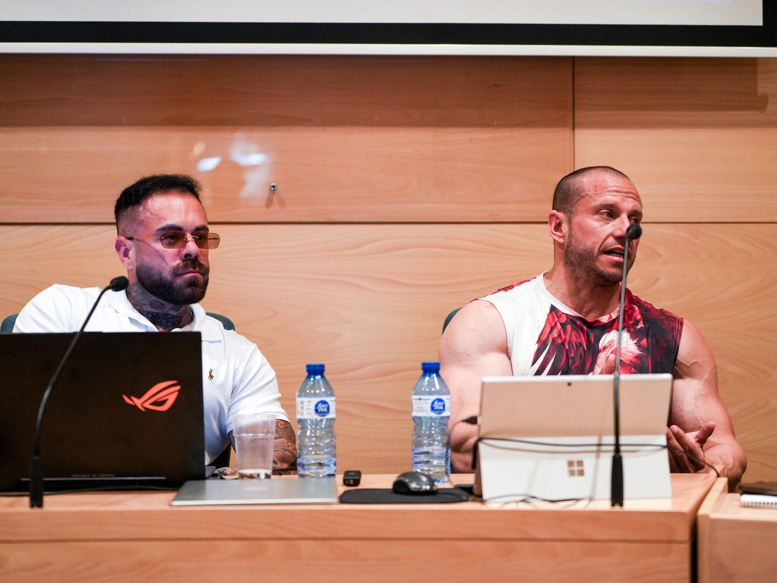 Fran Osés participando en una charla sobre entrenamiento